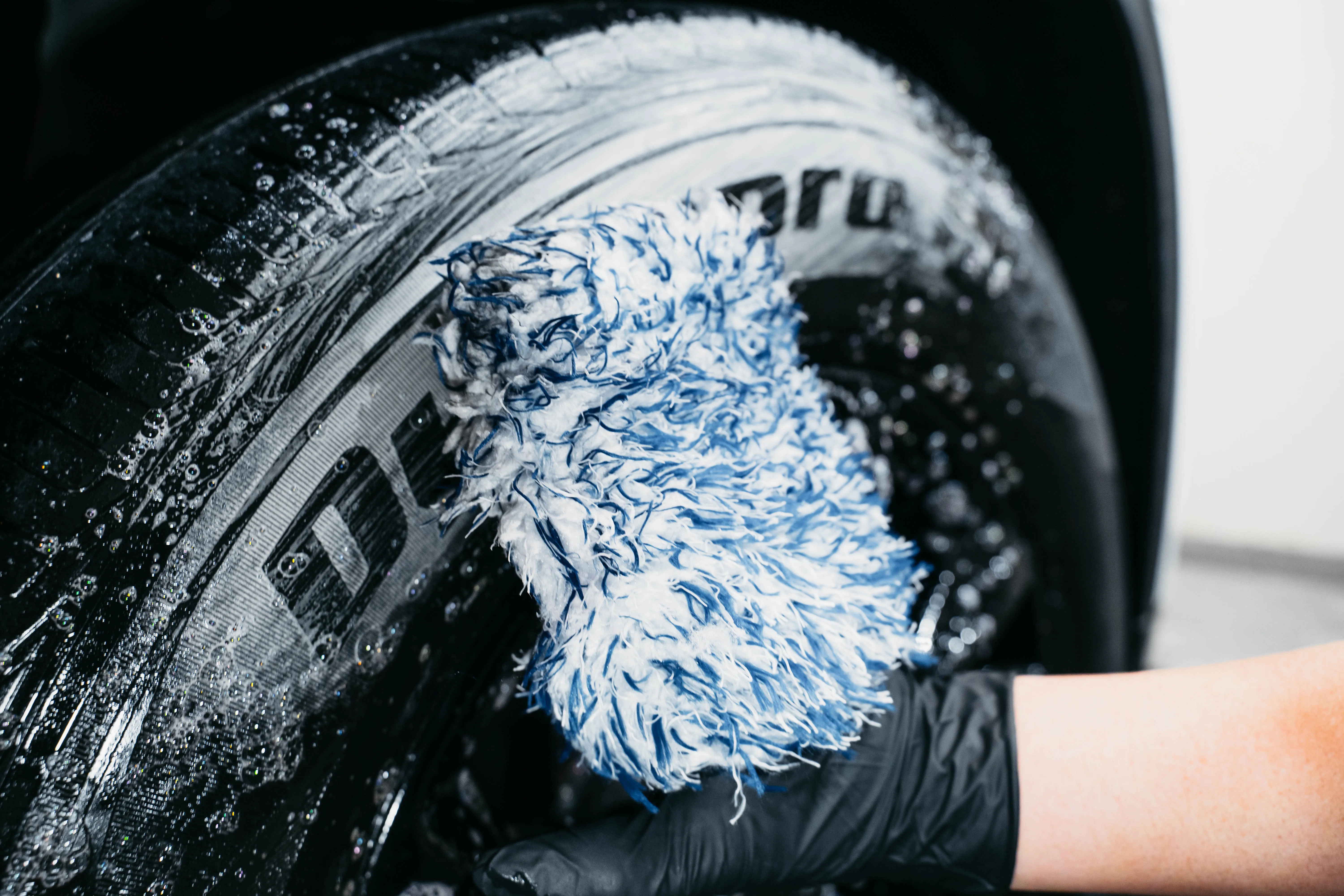 NEXUS Luxe Wheel Cleaning Mitt